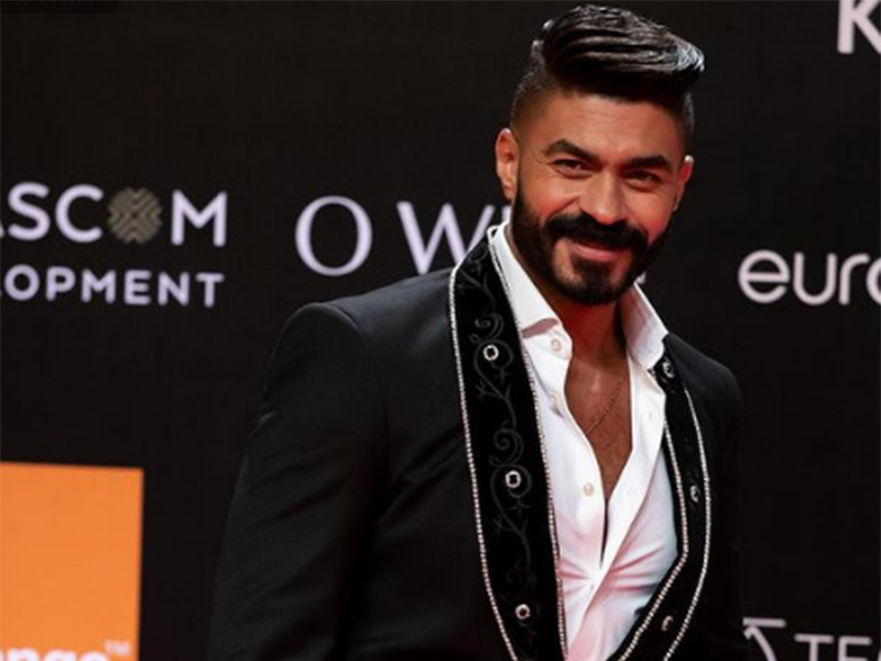 الفنان المصري خالد سليم يرتدي "جاكيتًا" مطرزًا بالألماس سعره مليون دولار